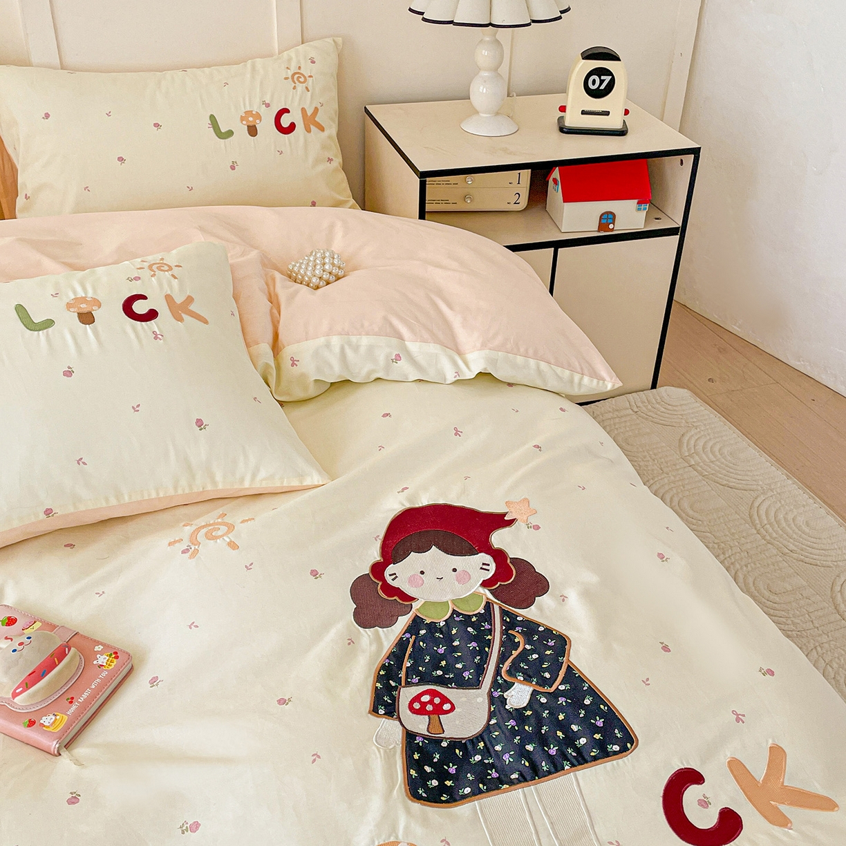 91家纺网 家纺一手货源 找家纺 娜娜 2025新款13376全棉贴布绣四件套 帽子女孩-米黄