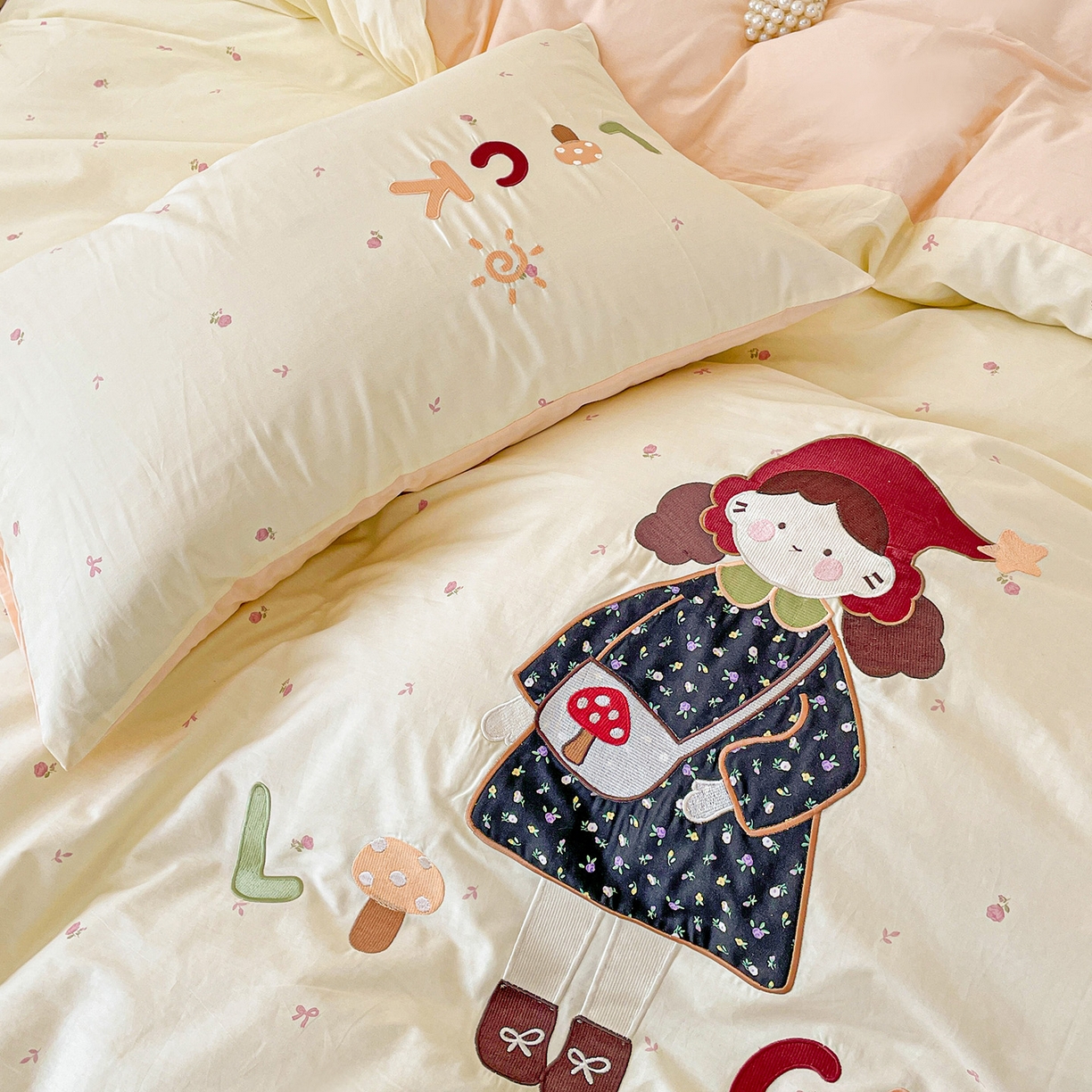 91家纺网 家纺一手货源 找家纺 娜娜 2025新款13376全棉贴布绣四件套 帽子女孩-米黄