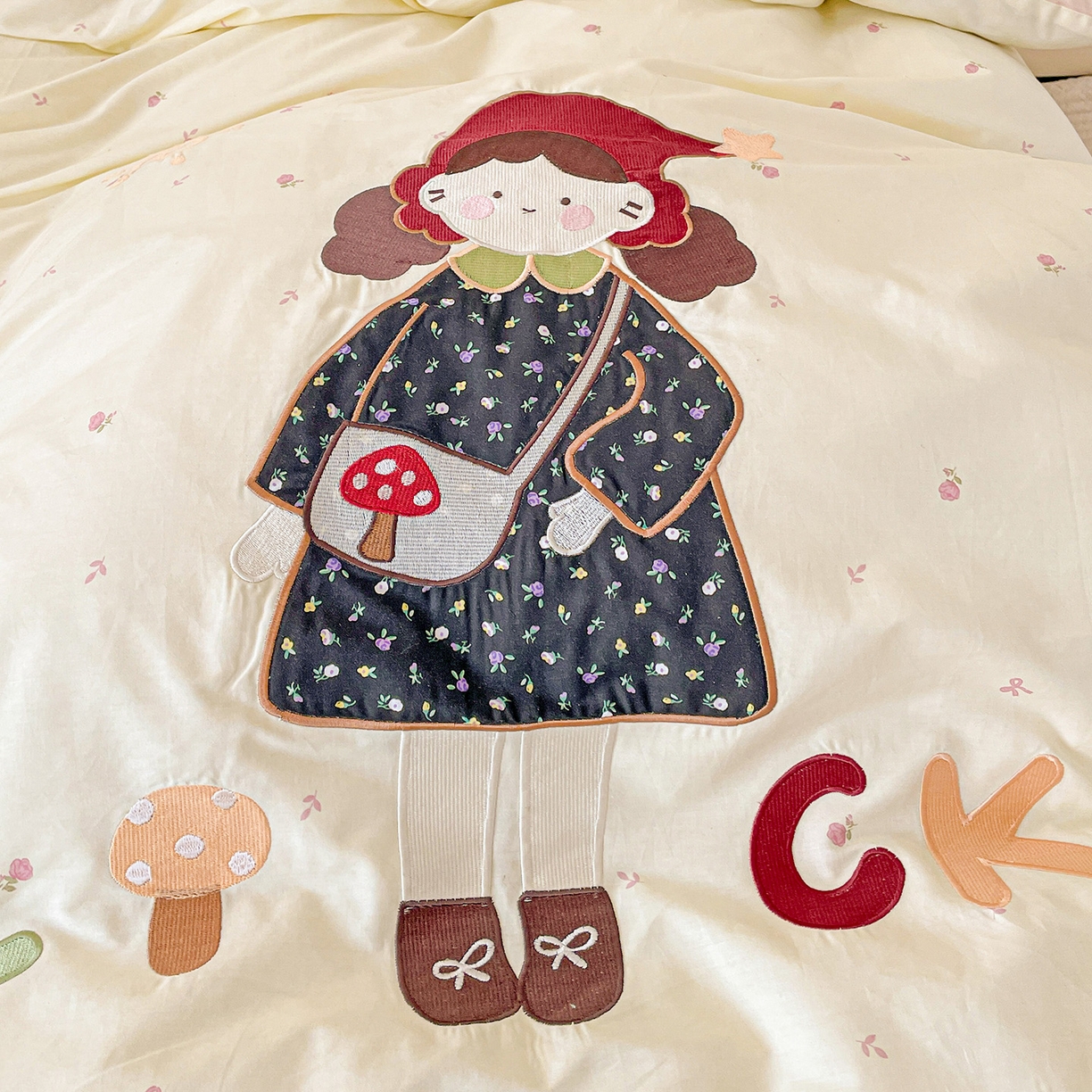 91家纺网 家纺一手货源 找家纺 娜娜 2025新款13376全棉贴布绣四件套 帽子女孩-米黄