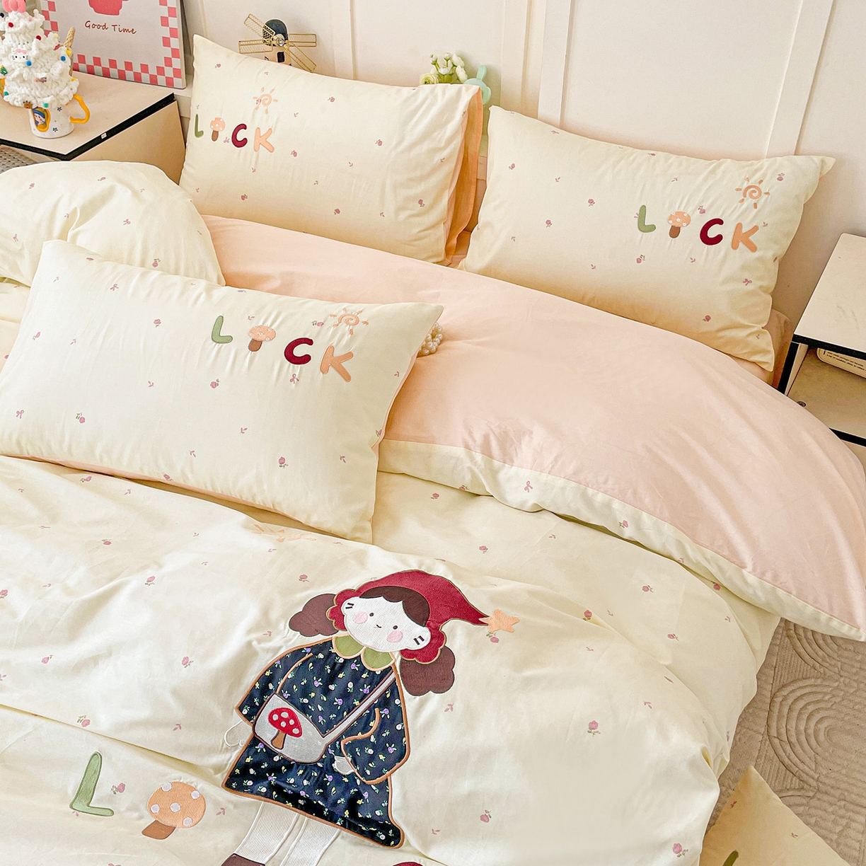 91家纺网 家纺一手货源 找家纺 娜娜 2025新款13376全棉贴布绣四件套 帽子女孩-米黄