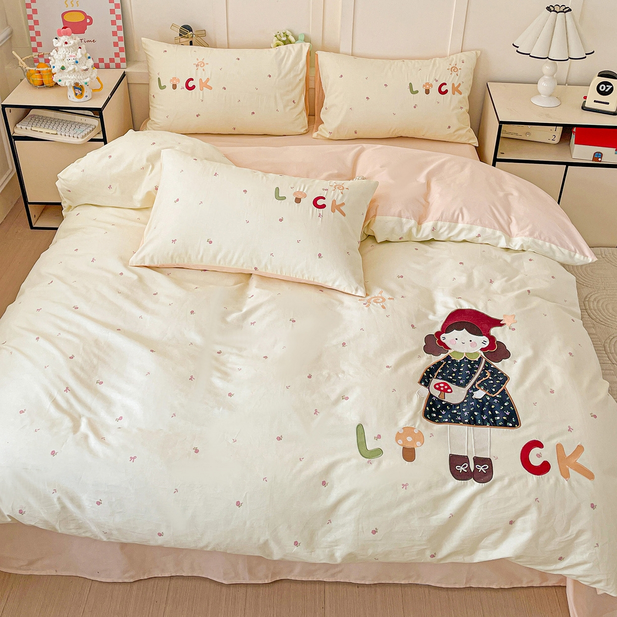 91家纺网 家纺一手货源 找家纺 娜娜 2025新款13376全棉贴布绣四件套 帽子女孩-米黄