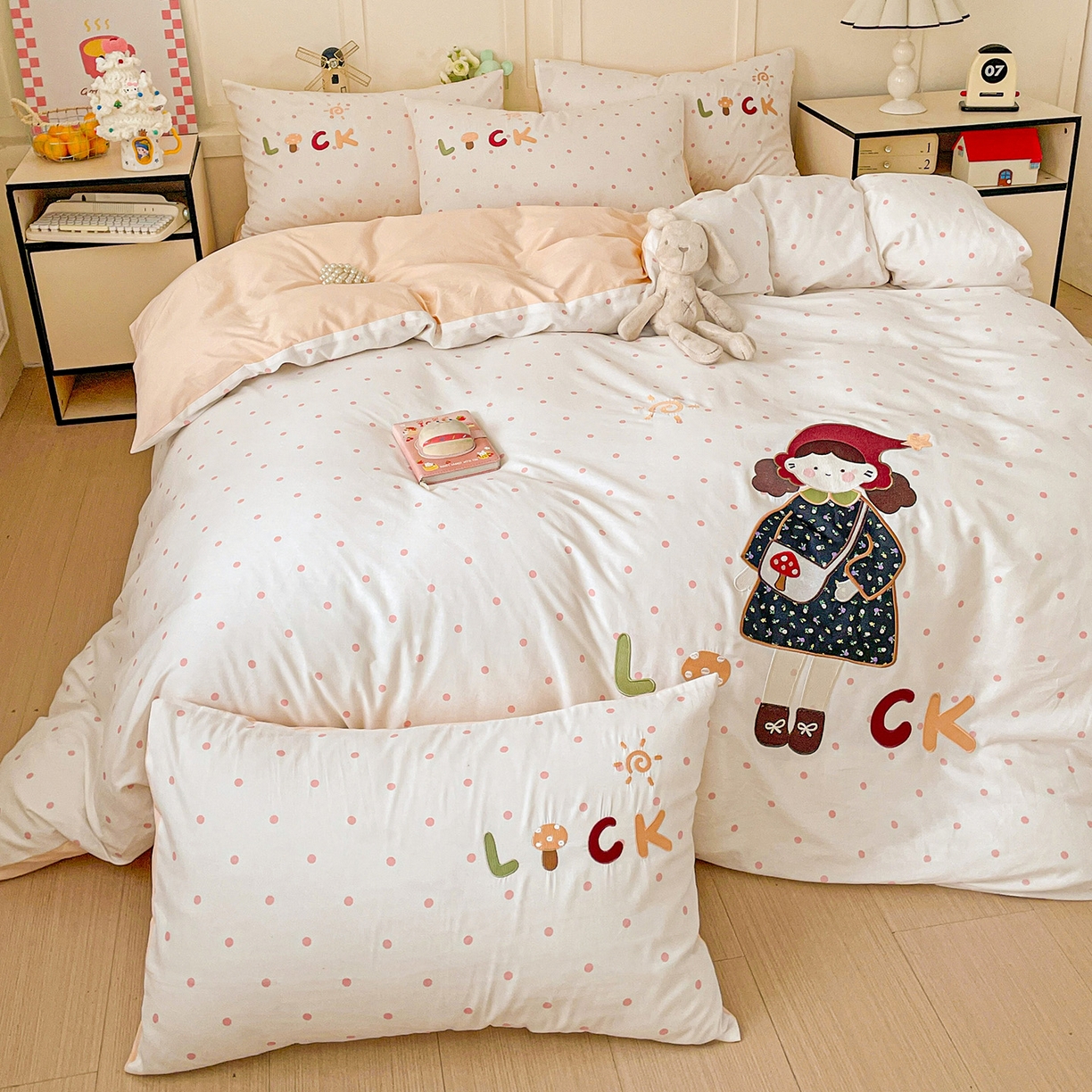 91家纺网 家纺一手货源 找家纺 娜娜 2025新款13376全棉贴布绣四件套 帽子女孩-奶昔白