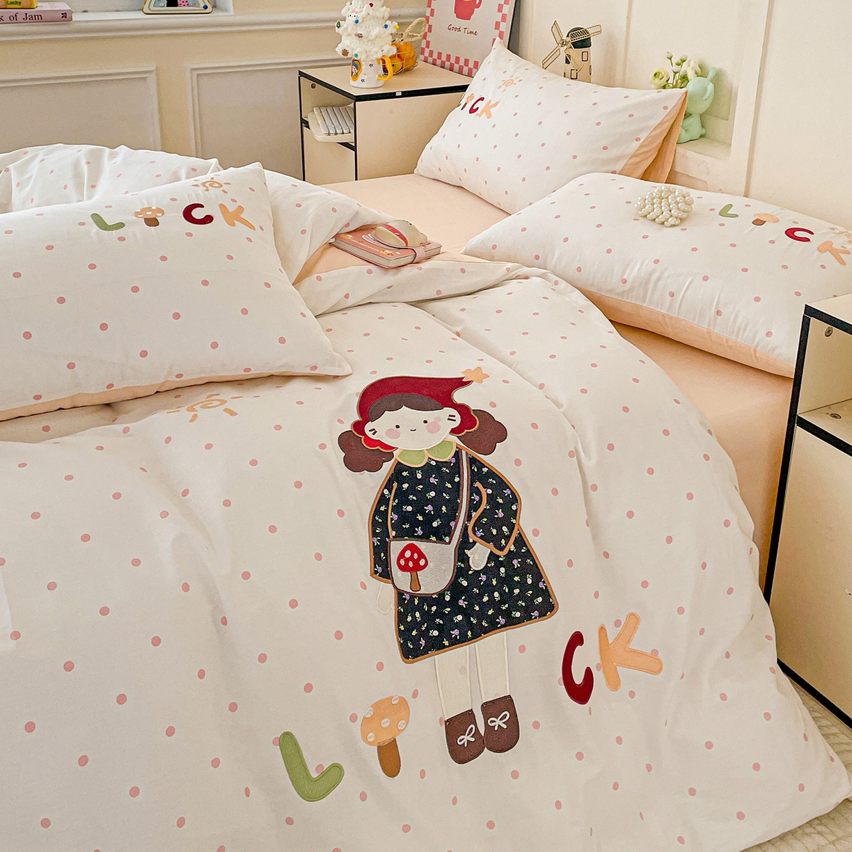 91家纺网 家纺一手货源 找家纺 娜娜 2025新款13376全棉贴布绣四件套 帽子女孩-奶昔白