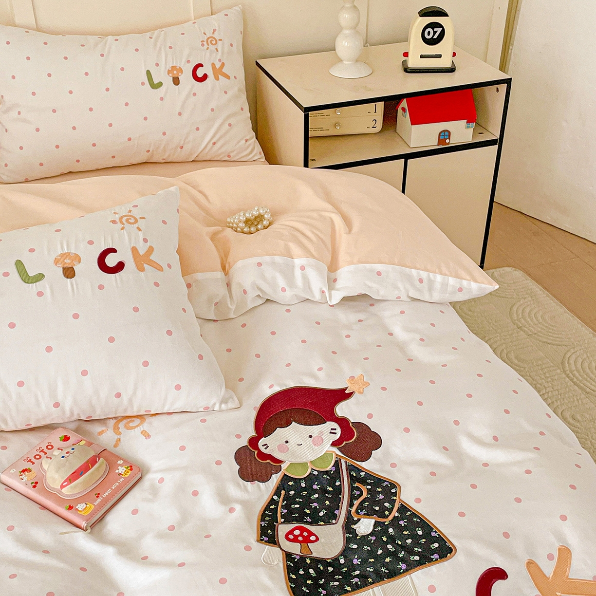 91家纺网 家纺一手货源 找家纺 娜娜 2025新款13376全棉贴布绣四件套 帽子女孩-奶昔白