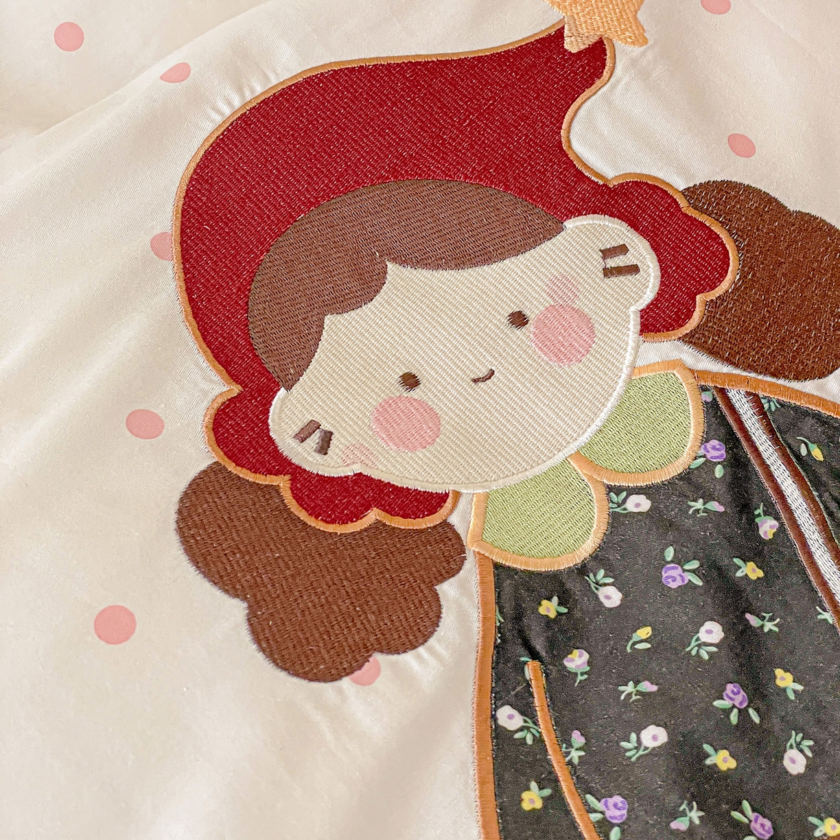 91家纺网 家纺一手货源 找家纺 娜娜 2025新款13376全棉贴布绣四件套 帽子女孩-奶昔白