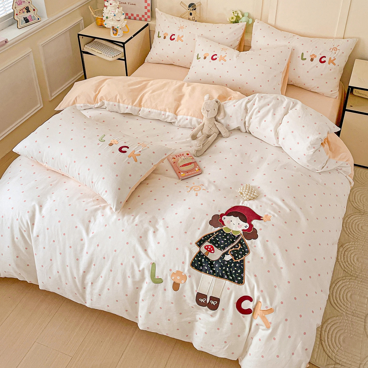 91家纺网 家纺一手货源 找家纺 娜娜 2025新款13376全棉贴布绣四件套 帽子女孩-奶昔白