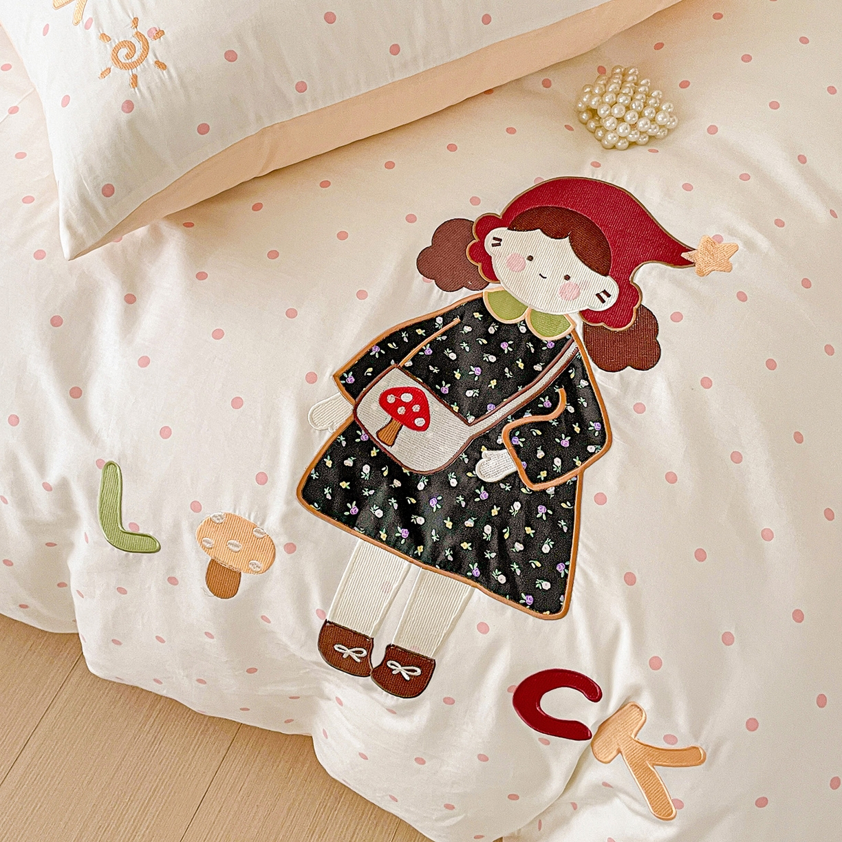 91家纺网 家纺一手货源 找家纺 娜娜 2025新款13376全棉贴布绣四件套 帽子女孩-奶昔白