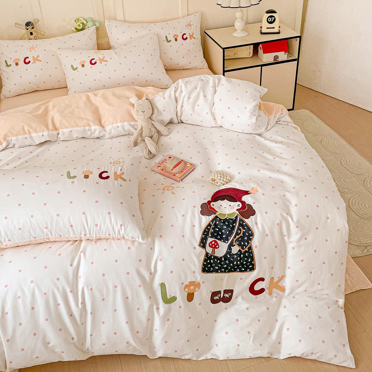 91家纺网 家纺一手货源 找家纺 娜娜 2025新款13376全棉贴布绣四件套 帽子女孩-奶昔白