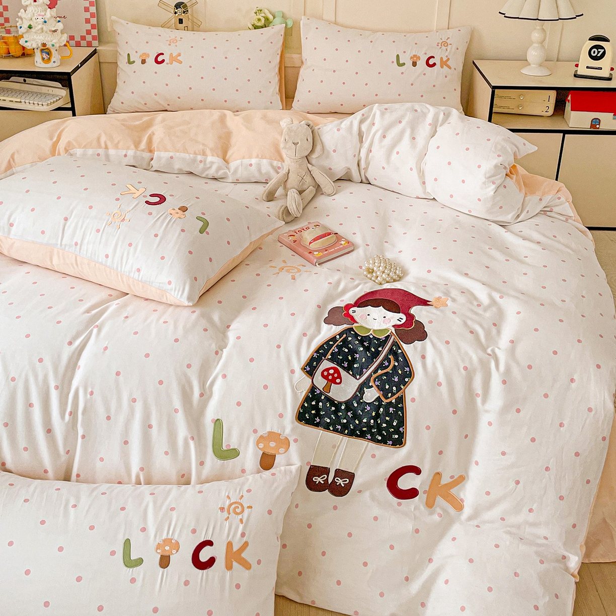 91家纺网 家纺一手货源 找家纺 娜娜 2025新款13376全棉贴布绣四件套 帽子女孩-奶昔白