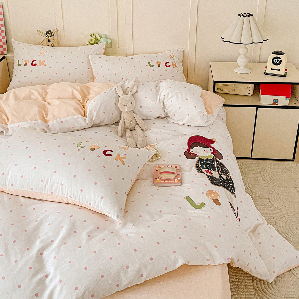 91家纺网 家纺一手货源 找家纺 娜娜 2025新款13376全棉贴布绣四件套 帽子女孩-奶昔白