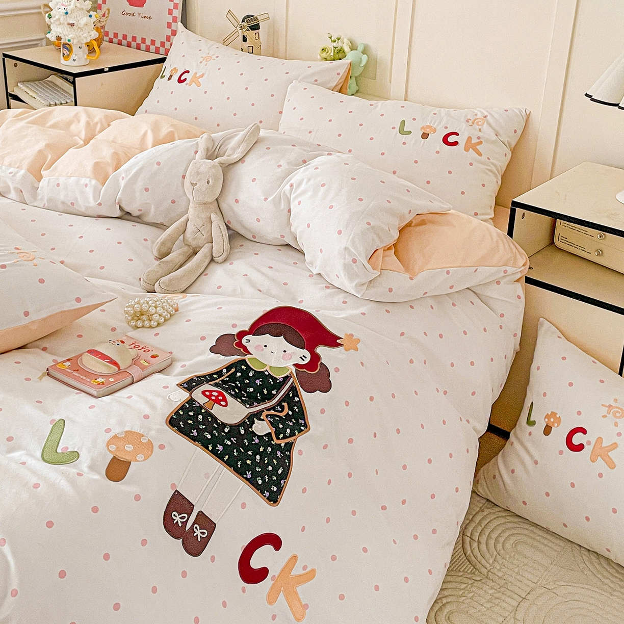 91家纺网 家纺一手货源 找家纺 娜娜 2025新款13376全棉贴布绣四件套 帽子女孩-奶昔白