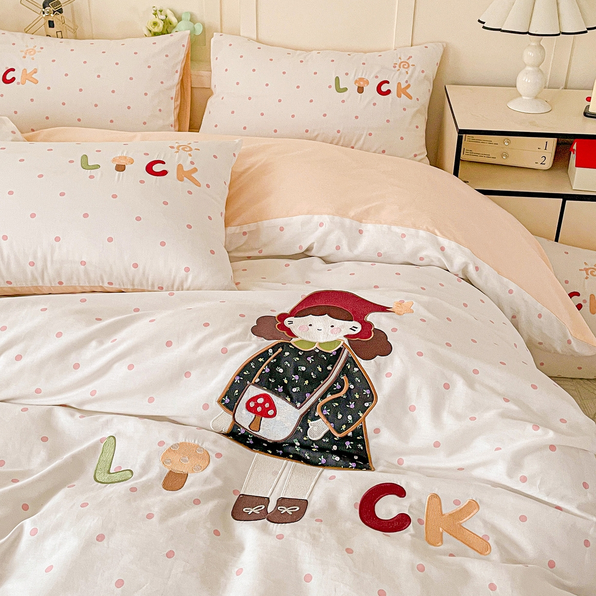 91家纺网 家纺一手货源 找家纺 娜娜 2025新款13376全棉贴布绣四件套 帽子女孩-奶昔白