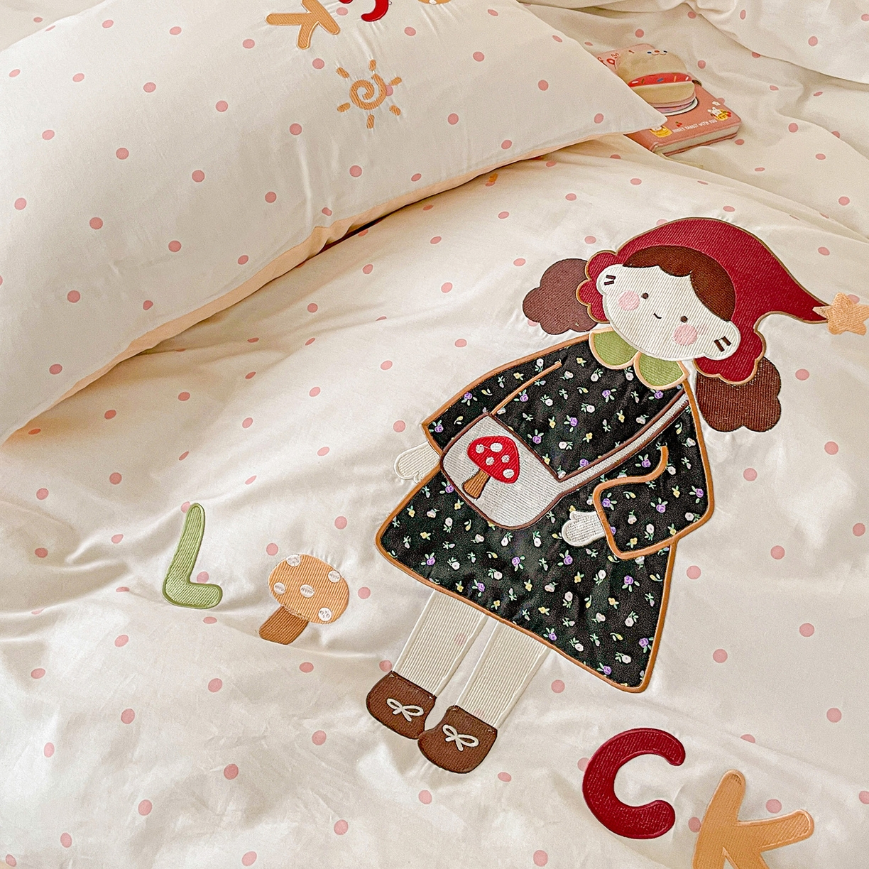 91家纺网 家纺一手货源 找家纺 娜娜 2025新款13376全棉贴布绣四件套 帽子女孩-奶昔白