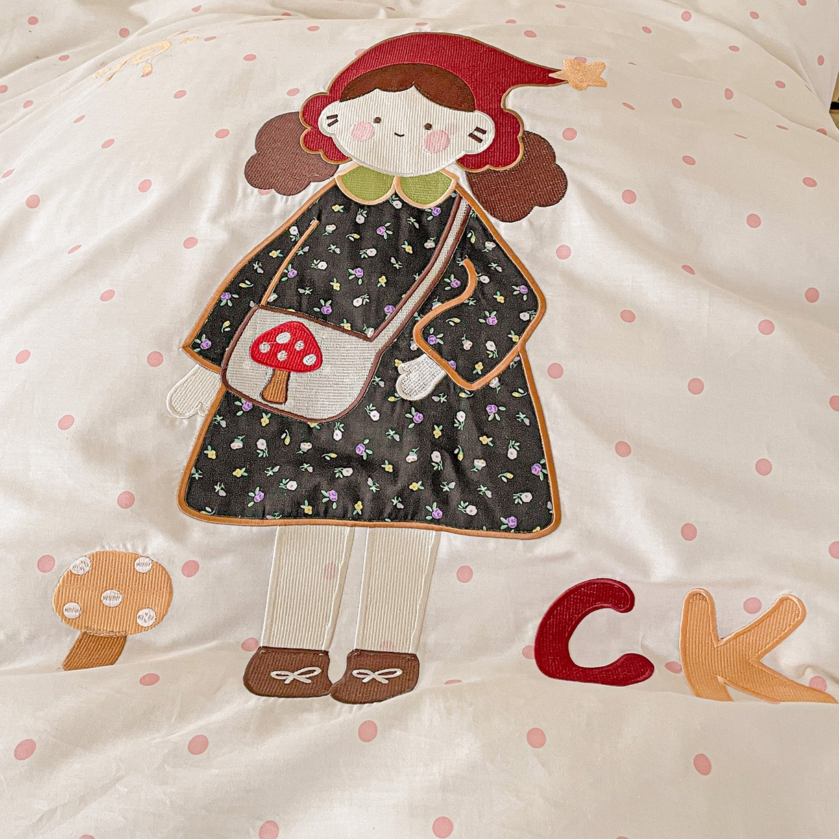 91家纺网 家纺一手货源 找家纺 娜娜 2025新款13376全棉贴布绣四件套 帽子女孩-奶昔白