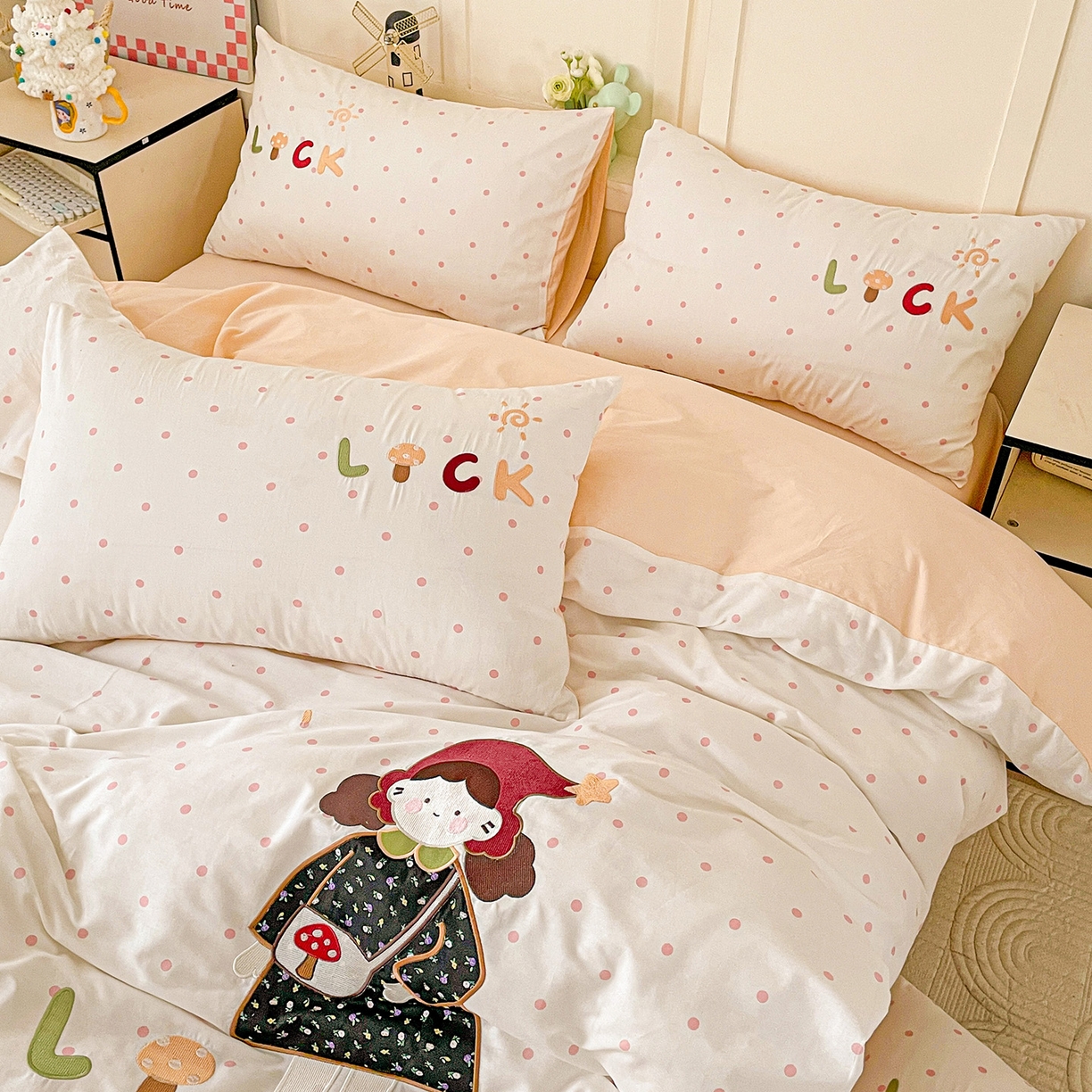 91家纺网 家纺一手货源 找家纺 娜娜 2025新款13376全棉贴布绣四件套 帽子女孩-奶昔白