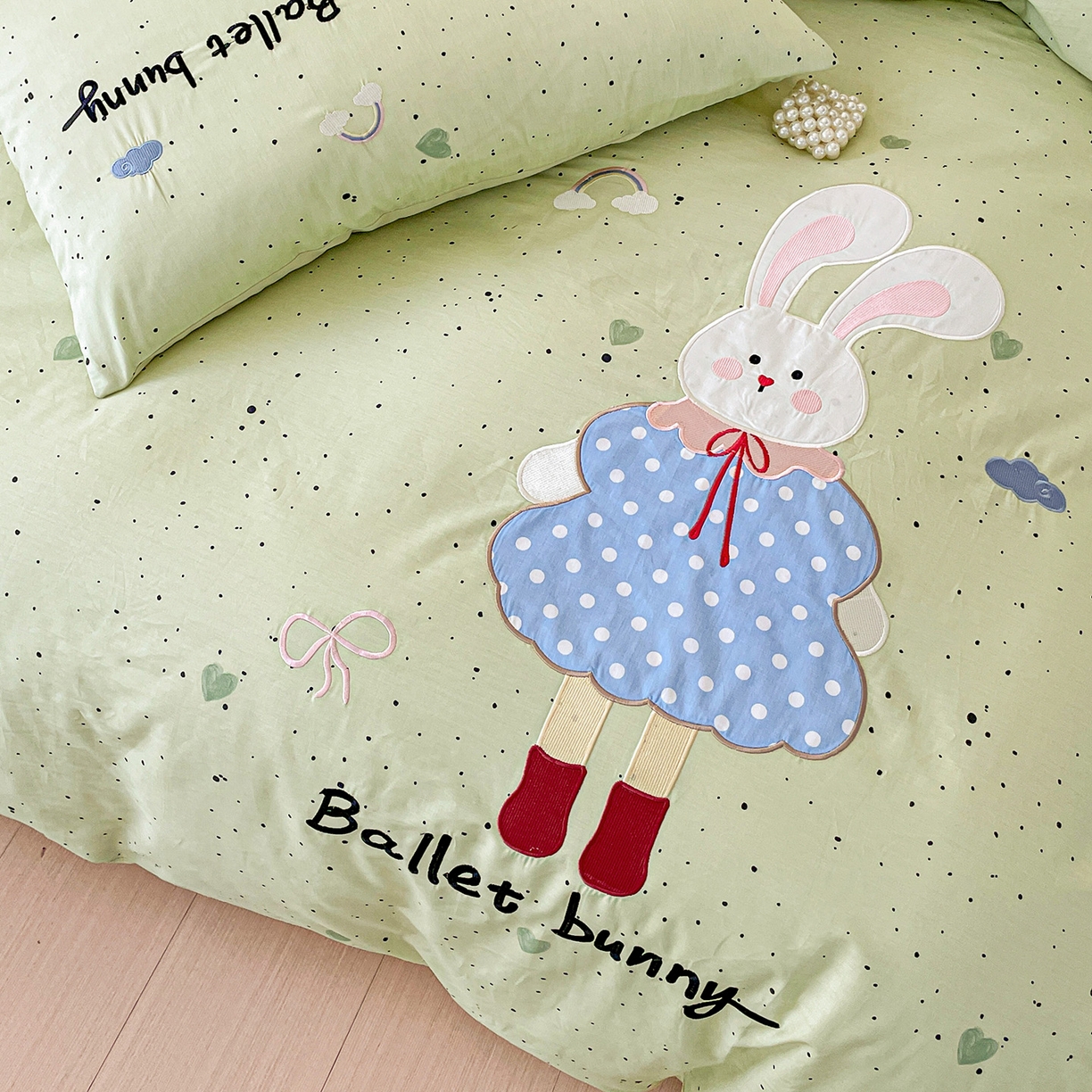 91家纺网 家纺一手货源 找家纺 娜娜 2025新款13376全棉贴布绣四件套 萌萌兔-浅绿