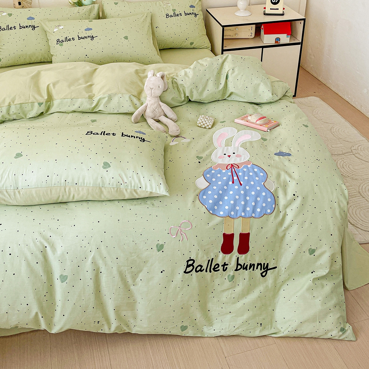 91家纺网 家纺一手货源 找家纺 娜娜 2025新款13376全棉贴布绣四件套 萌萌兔-浅绿