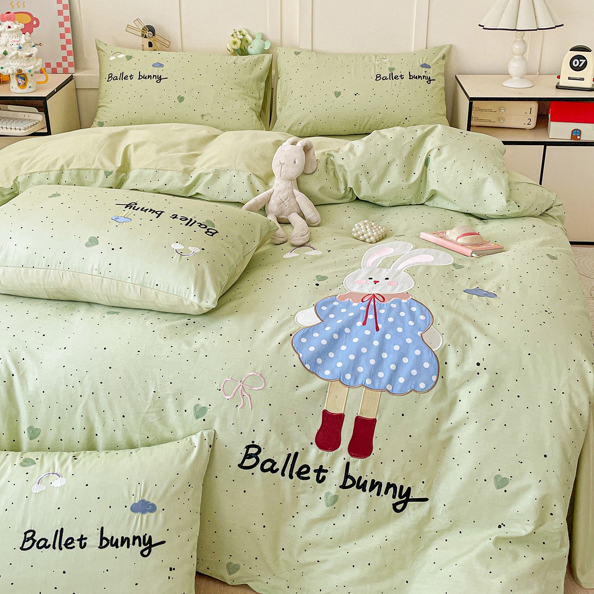 91家纺网 家纺一手货源 找家纺 娜娜 2025新款13376全棉贴布绣四件套 萌萌兔-浅绿