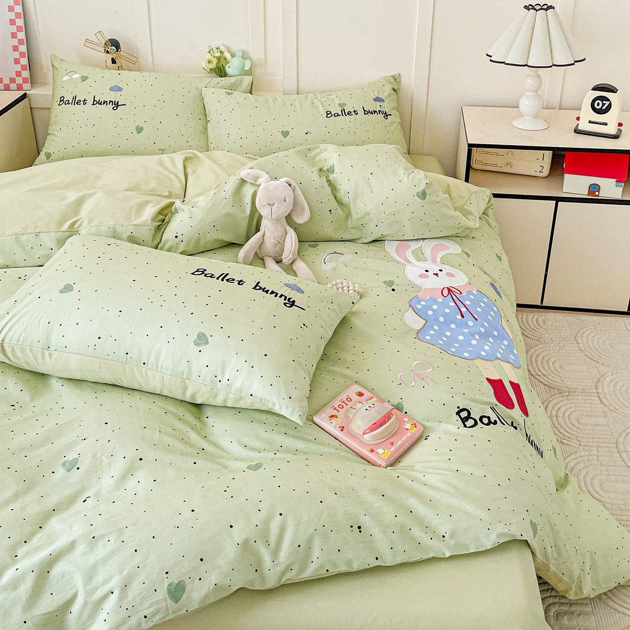 91家纺网 家纺一手货源 找家纺 娜娜 2025新款13376全棉贴布绣四件套 萌萌兔-浅绿