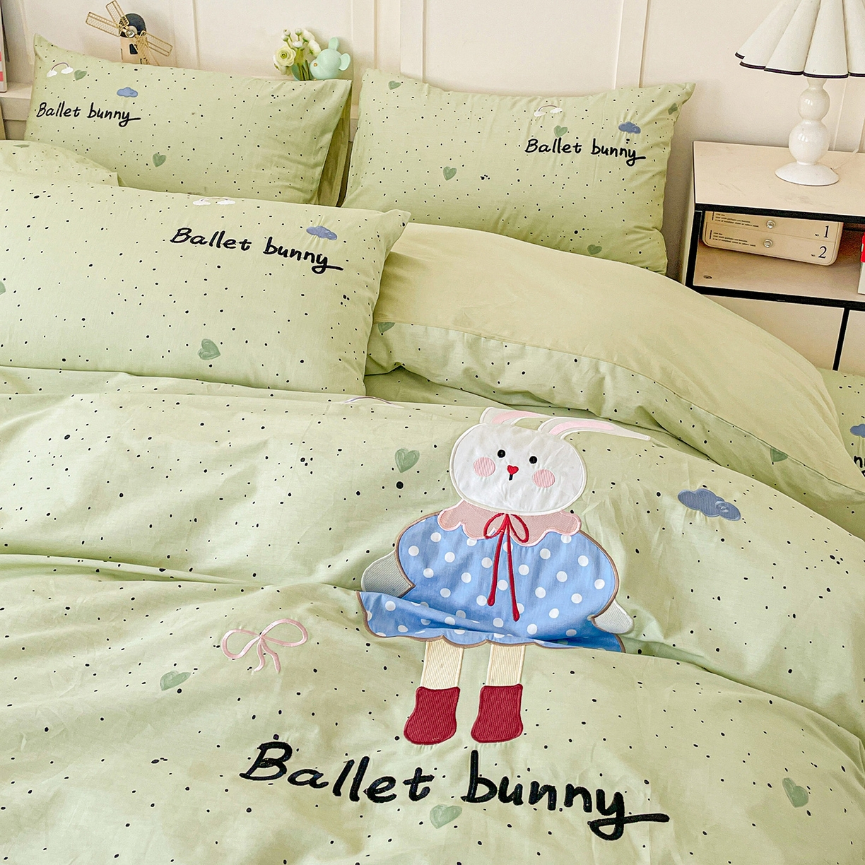 91家纺网 家纺一手货源 找家纺 娜娜 2025新款13376全棉贴布绣四件套 萌萌兔-浅绿