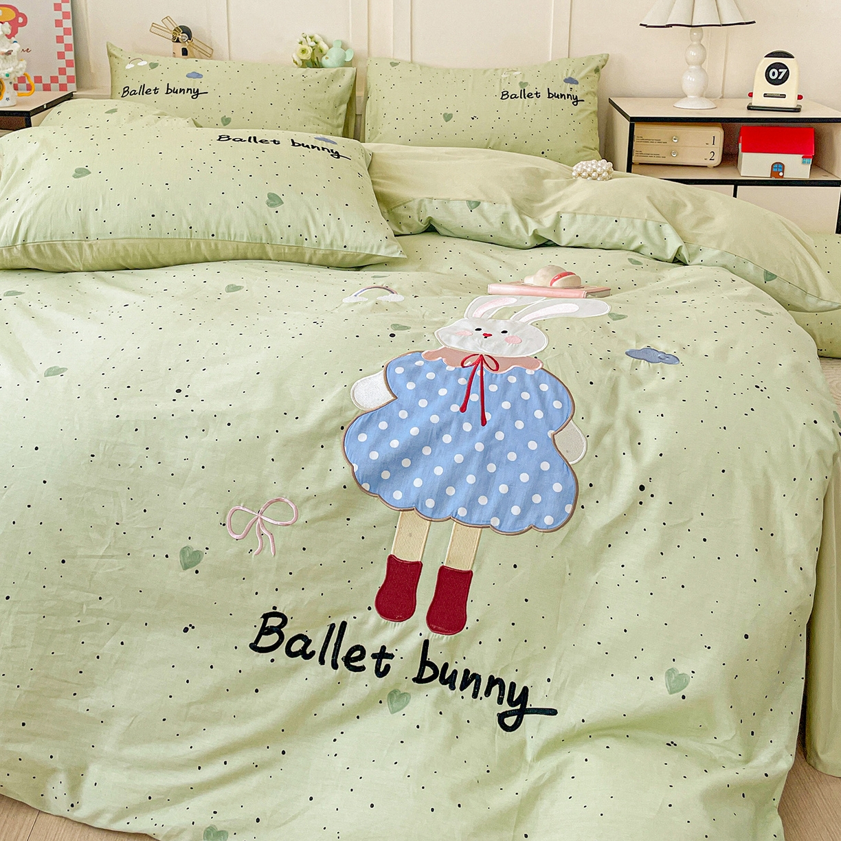 91家纺网 家纺一手货源 找家纺 娜娜 2025新款13376全棉贴布绣四件套 萌萌兔-浅绿