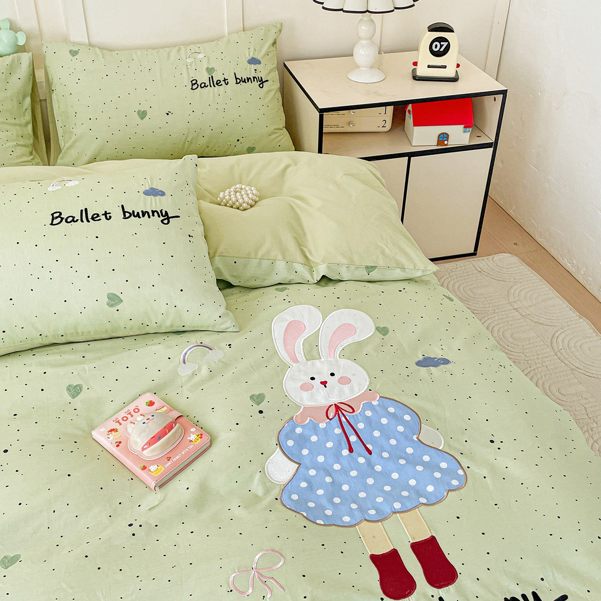 91家纺网 家纺一手货源 找家纺 娜娜 2025新款13376全棉贴布绣四件套 萌萌兔-浅绿