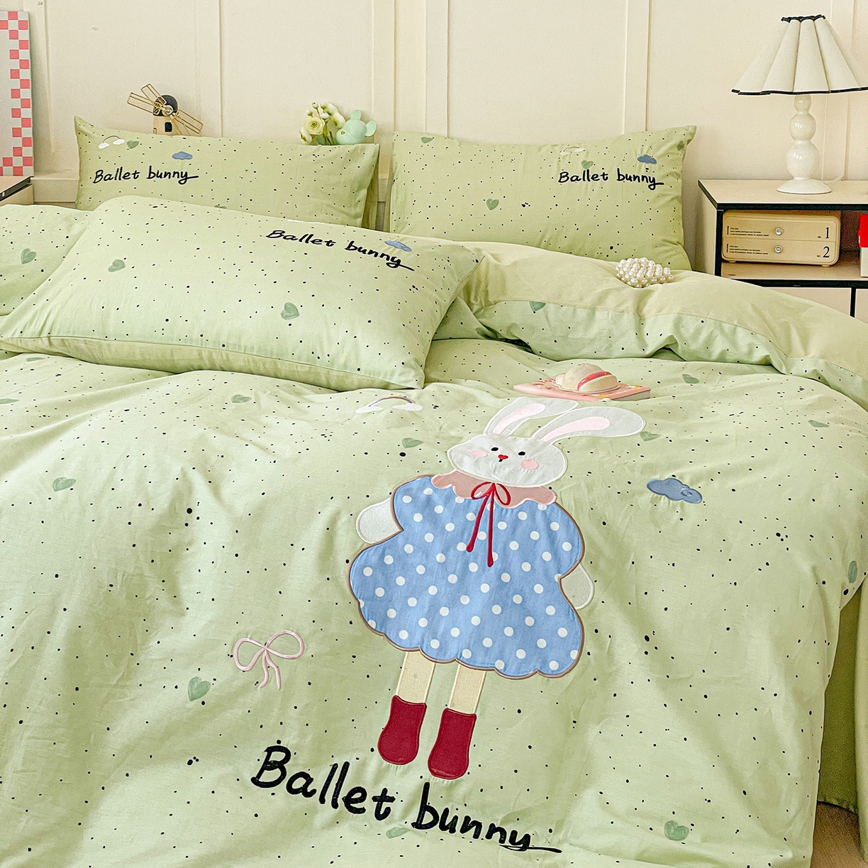 91家纺网 家纺一手货源 找家纺 娜娜 2025新款13376全棉贴布绣四件套 萌萌兔-浅绿