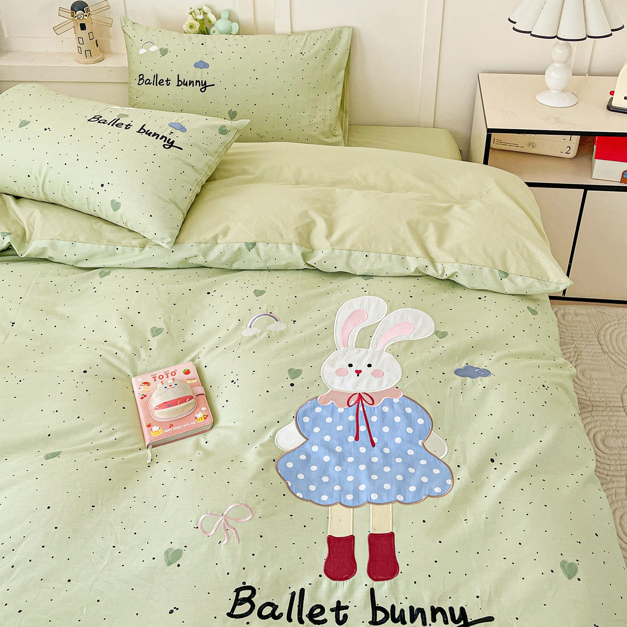 91家纺网 家纺一手货源 找家纺 娜娜 2025新款13376全棉贴布绣四件套 萌萌兔-浅绿