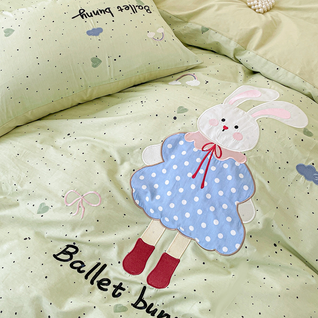 91家纺网 家纺一手货源 找家纺 娜娜 2025新款13376全棉贴布绣四件套 萌萌兔-浅绿