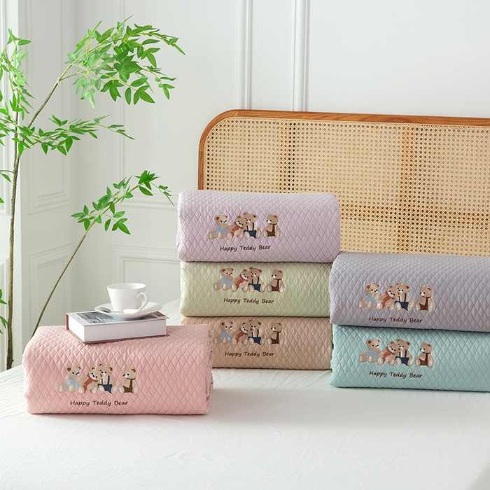 91家纺网 家纺一手货源 找家纺 梦精灵家纺 2026新款刺绣卡通熊天丝棉莫代尔床盖加大尺寸双面可铺床单三件套四季通用 萌熊乐语系列 组合图仅供参考