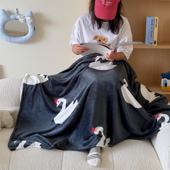 91家纺网 家纺一手货源 找家纺 顾里家纺 2025新款ins少女奶油系双面牛奶绒毯-第二组 黑天鹅