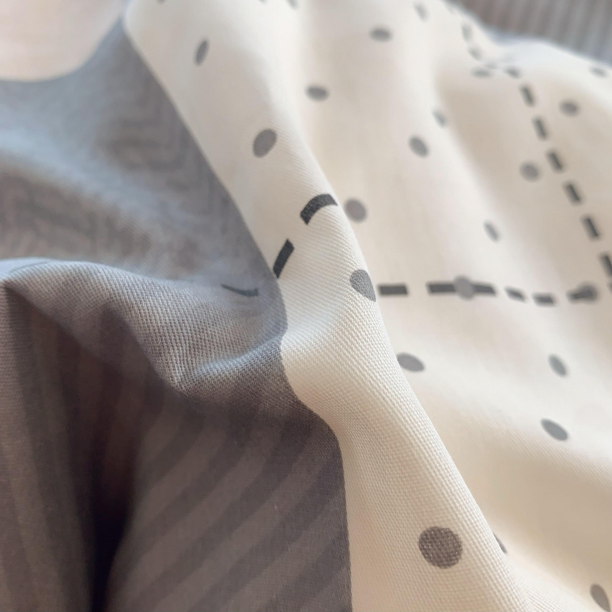 91家纺网 家纺一手货源 找家纺 莱豫家纺 2025春夏新款亲肤舒适小清新印花全棉纯棉四件套-第二批 积木电台灰