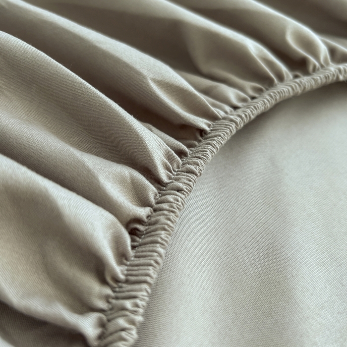 91家纺网 家纺一手货源 找家纺 赫然家纺 2026新款亲肤舒适活性印染纯色磨毛床笠系列床笠三件套（床笠+枕套） 驼色