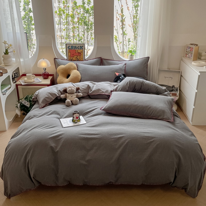 91家纺网 家纺一手货源 找家纺 雅居纺2025新款贝壳边色织水洗棉四件套 浅灰密条