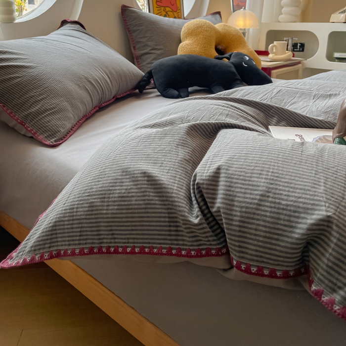 91家纺网 家纺一手货源 找家纺 雅居纺2025新款贝壳边色织水洗棉四件套 浅灰密条