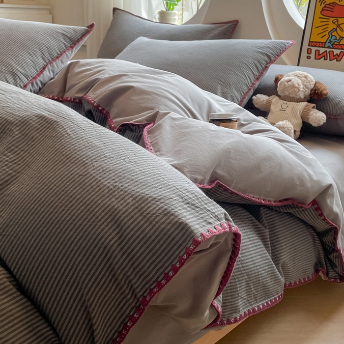 91家纺网 家纺一手货源 找家纺 雅居纺2025新款贝壳边色织水洗棉四件套 浅灰密条