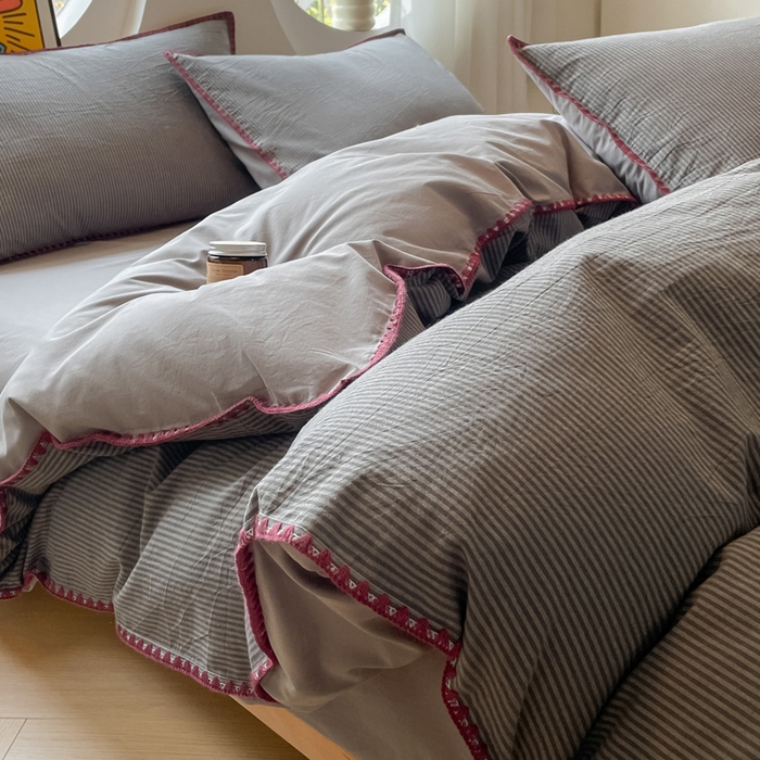 91家纺网 家纺一手货源 找家纺 雅居纺2025新款贝壳边色织水洗棉四件套 浅灰密条