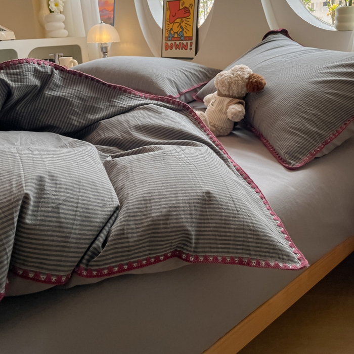 91家纺网 家纺一手货源 找家纺 雅居纺2025新款贝壳边色织水洗棉四件套 浅灰密条