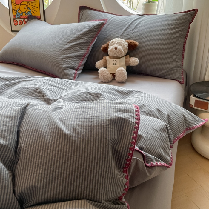 91家纺网 家纺一手货源 找家纺 雅居纺2025新款贝壳边色织水洗棉四件套 浅灰密条