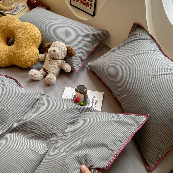 91家纺网 家纺一手货源 找家纺 雅居纺2025新款贝壳边色织水洗棉四件套 浅灰密条