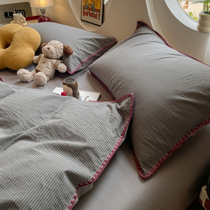 91家纺网 家纺一手货源 找家纺 雅居纺2025新款贝壳边色织水洗棉四件套 浅灰密条