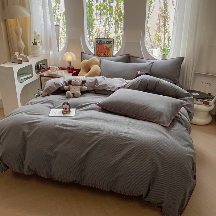 91家纺网 家纺一手货源 找家纺 雅居纺2025新款贝壳边色织水洗棉四件套 浅灰密条