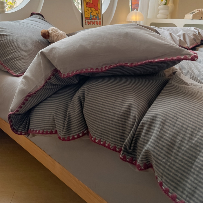 91家纺网 家纺一手货源 找家纺 雅居纺2025新款贝壳边色织水洗棉四件套 浅灰密条