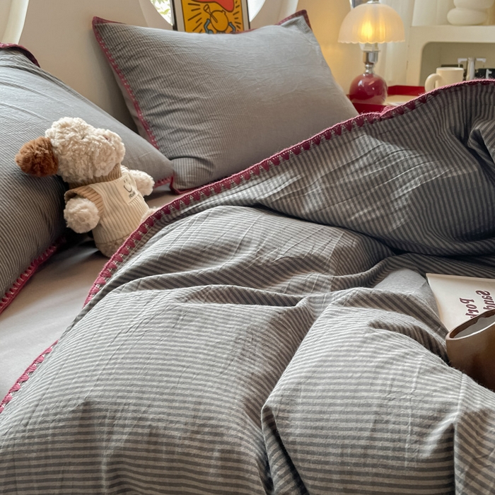 91家纺网 家纺一手货源 找家纺 雅居纺2025新款贝壳边色织水洗棉四件套 浅灰密条