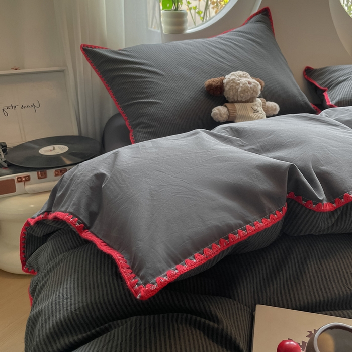 91家纺网 家纺一手货源 找家纺 雅居纺2025新款贝壳边色织水洗棉四件套 深灰密条