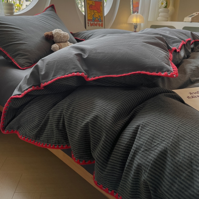 91家纺网 家纺一手货源 找家纺 雅居纺2025新款贝壳边色织水洗棉四件套 深灰密条