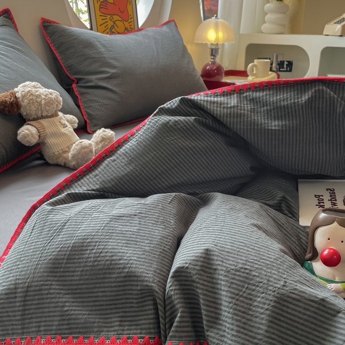 91家纺网 家纺一手货源 找家纺 雅居纺2025新款贝壳边色织水洗棉四件套 深灰密条