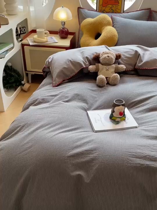 91家纺网 家纺一手货源 找家纺 雅居纺2025新款贝壳边色织水洗棉四件套 浅灰密条