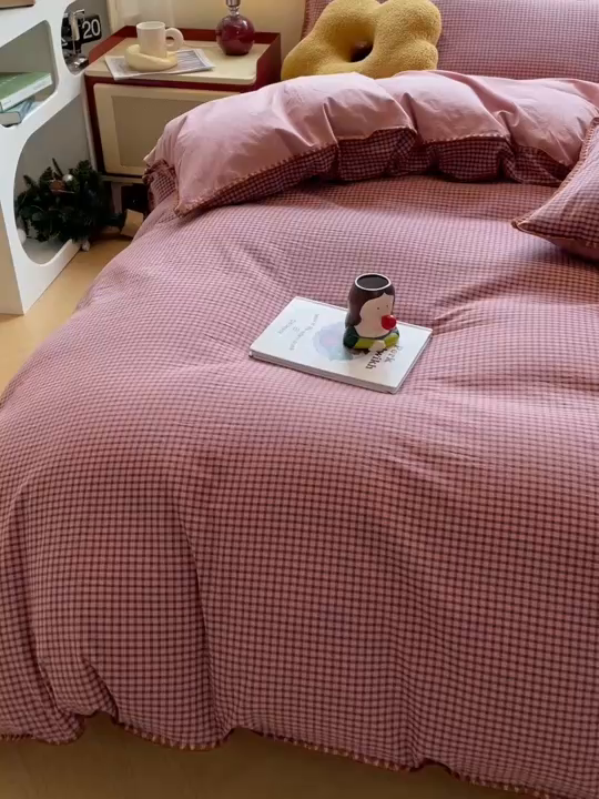 91家纺网 家纺一手货源 找家纺 雅居纺2025新款贝壳边色织水洗棉四件套 苏桃红格