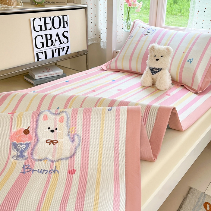 91家纺网 家纺一手货源 找家纺 雅居纺2025新款A类加厚三明治底绣花冰藤席  冰淇淋萌狗